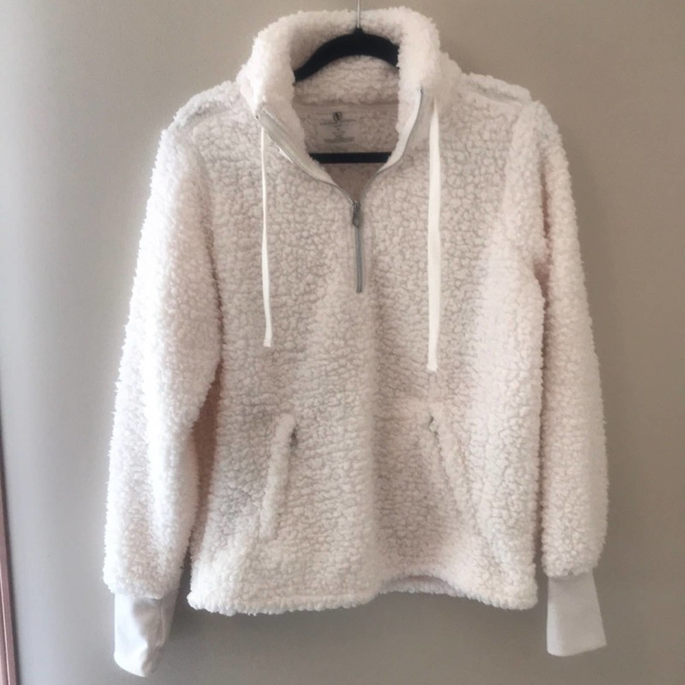 Adrienne Vittadini Sport Woman’s Faux Fur Jacket w/Thumb holes. Flaw in pocket